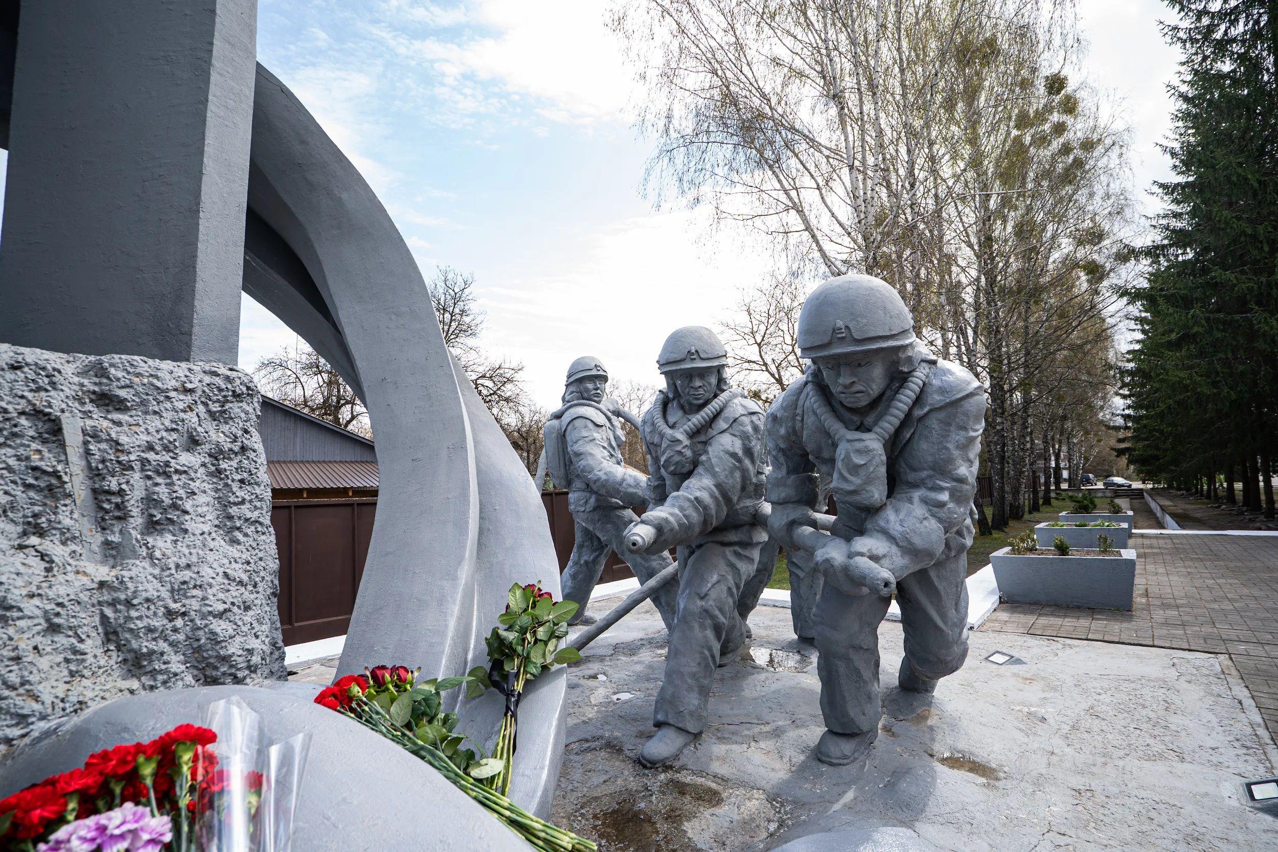 На фото зображення пам"ятника ліквідаторам аварії на ЧАЕС