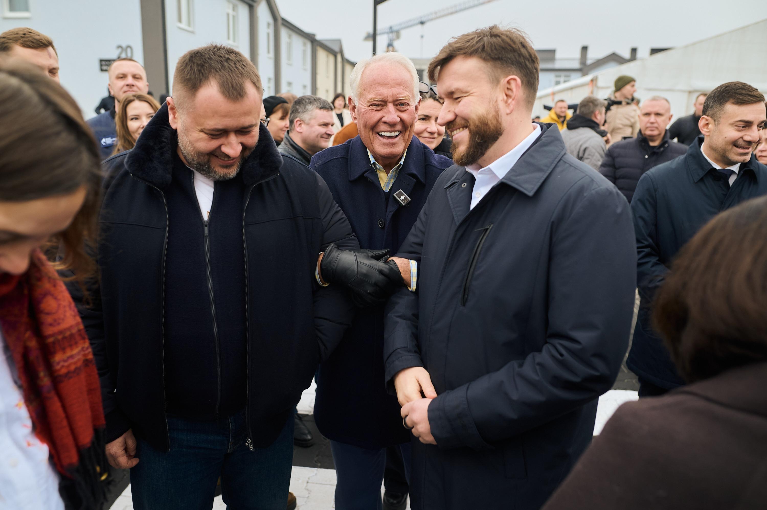 На фото чоловіки спілкуються у приміщенні
