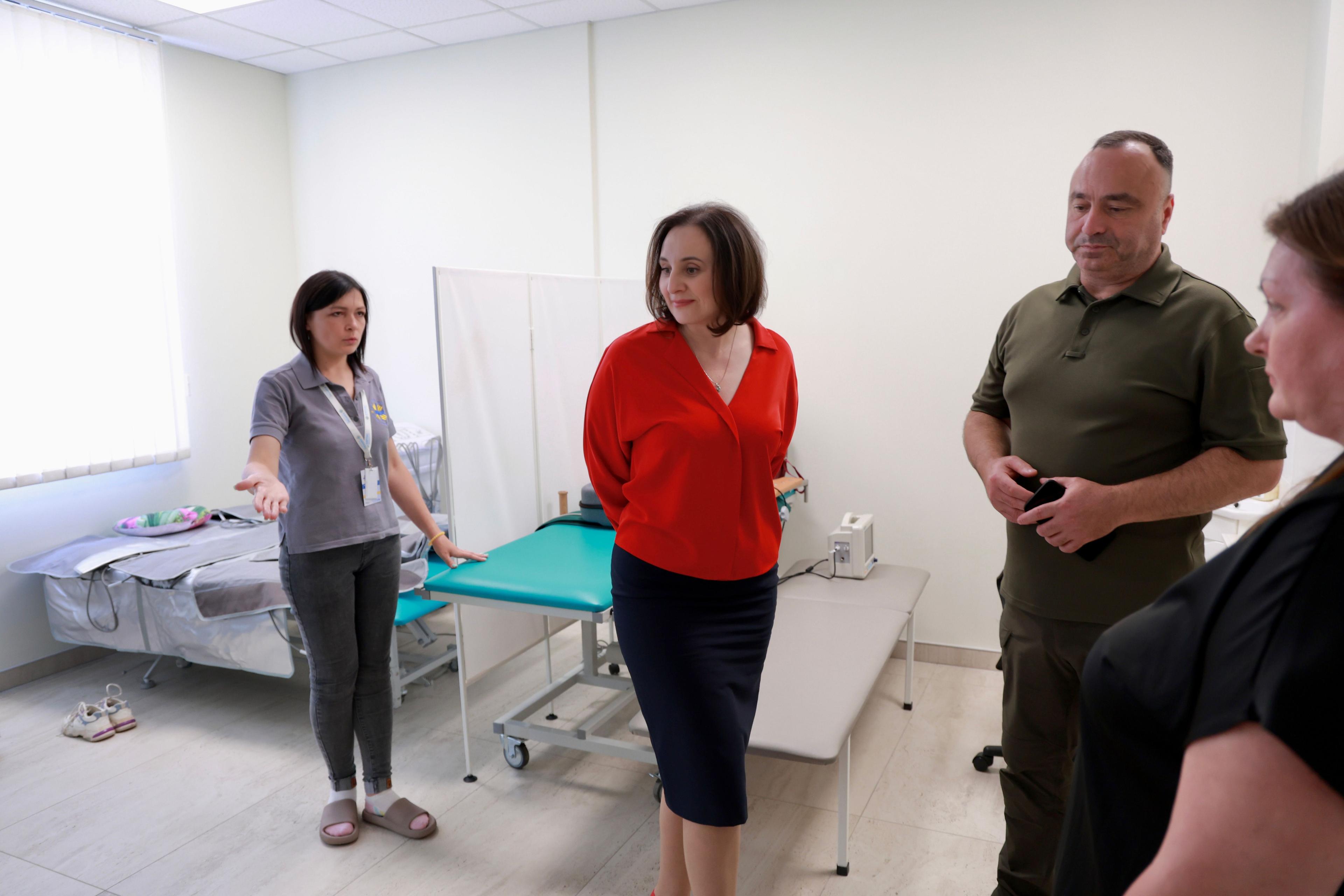На фото жінки та чоловік у приміщенні