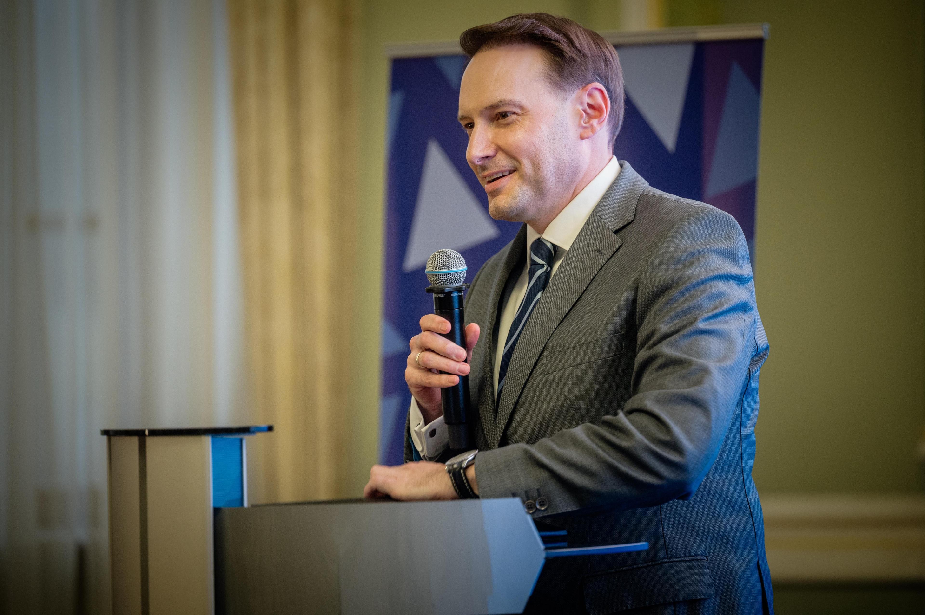 На фото чоловік виступає за трибуною під час заходу