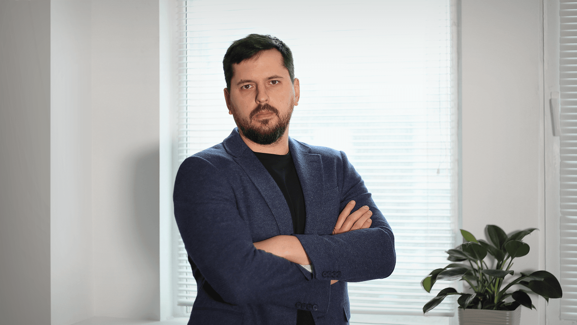 На зображенні чоловік, Анатолій Комірний, заступник Міністра соціальної політики з питань цифрового розвитку, цифрових трансформацій та цифровізації  