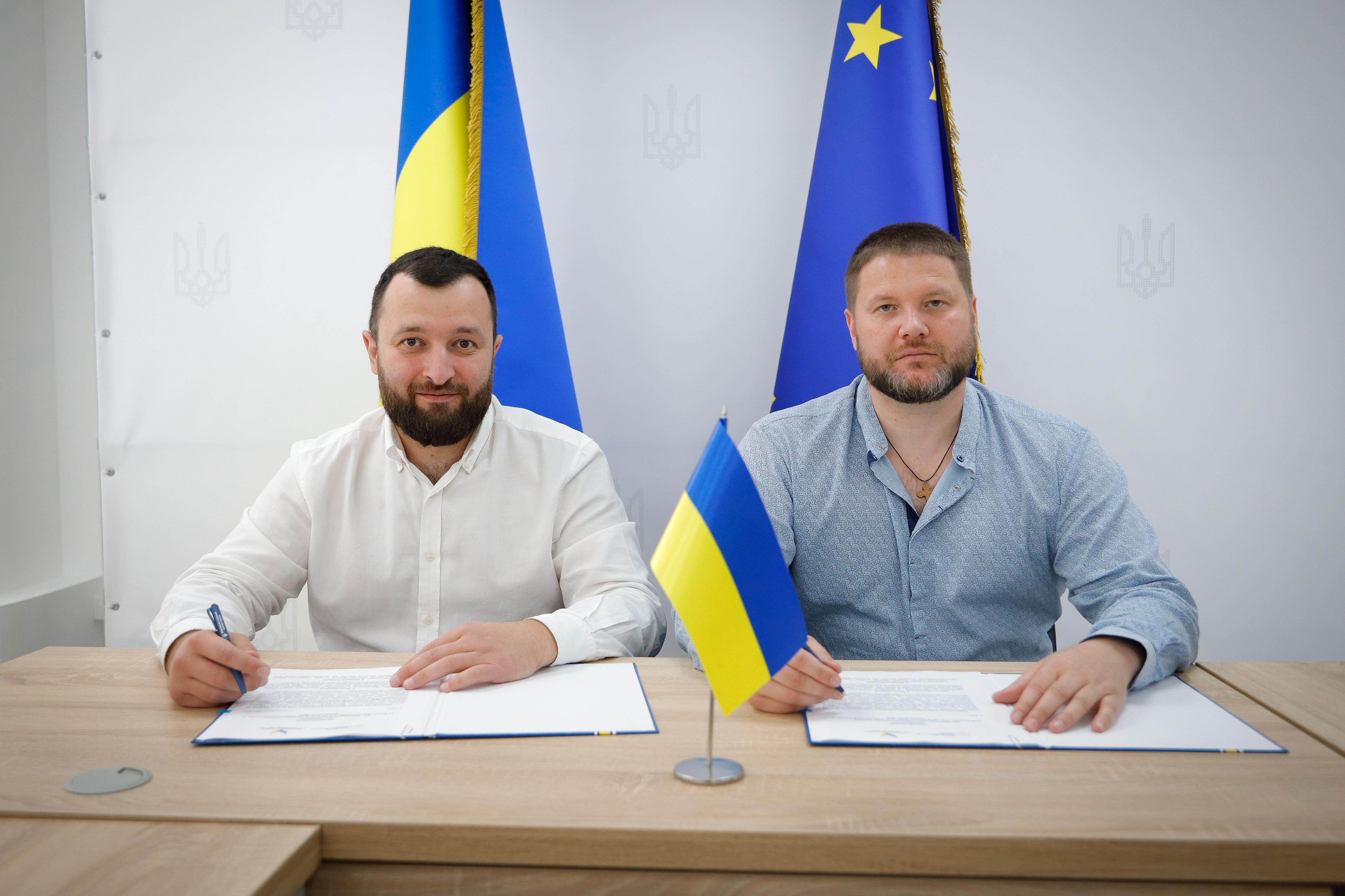 На фото заступник Міністра Володимир Василенко з Головою Всеукраїнської профспілки захисників України, спортсменів та працівників сфер