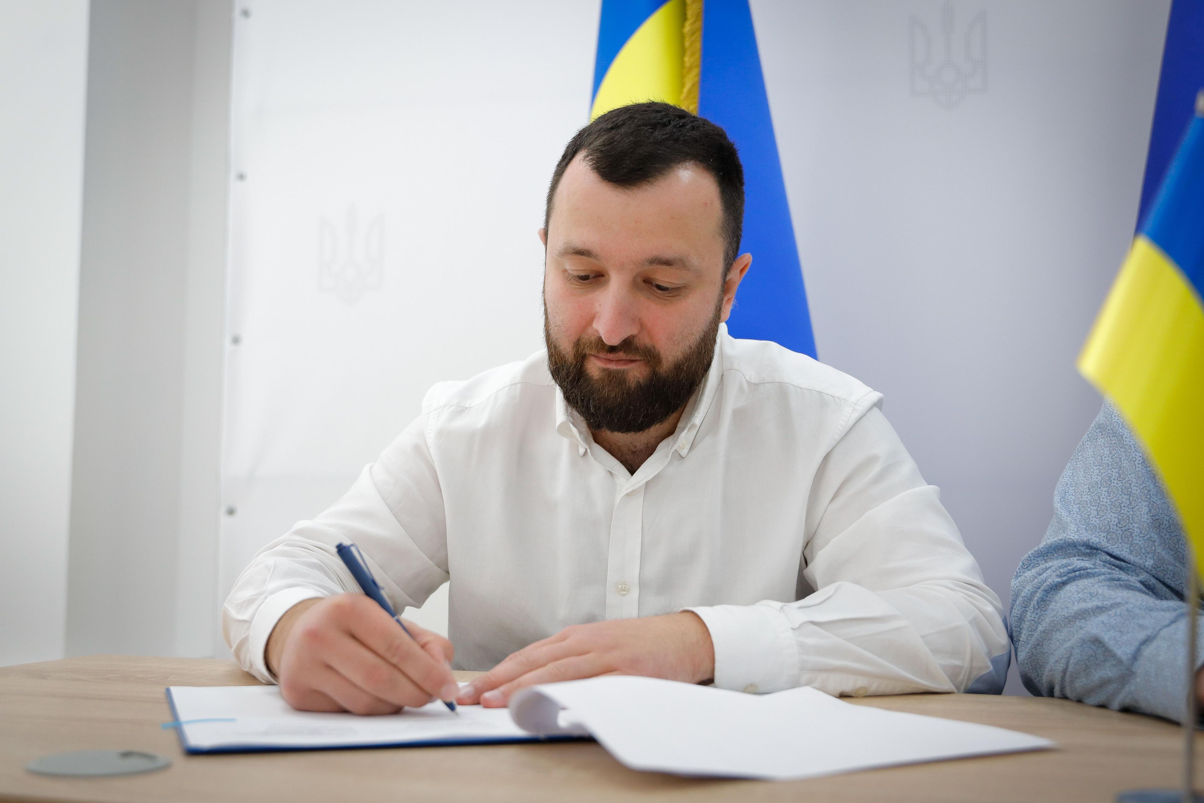 На фото заступник Міністра Володимир Василенко з представниками  Всеукраїнської профспілки захисників України, спортсменів та працівників сфер