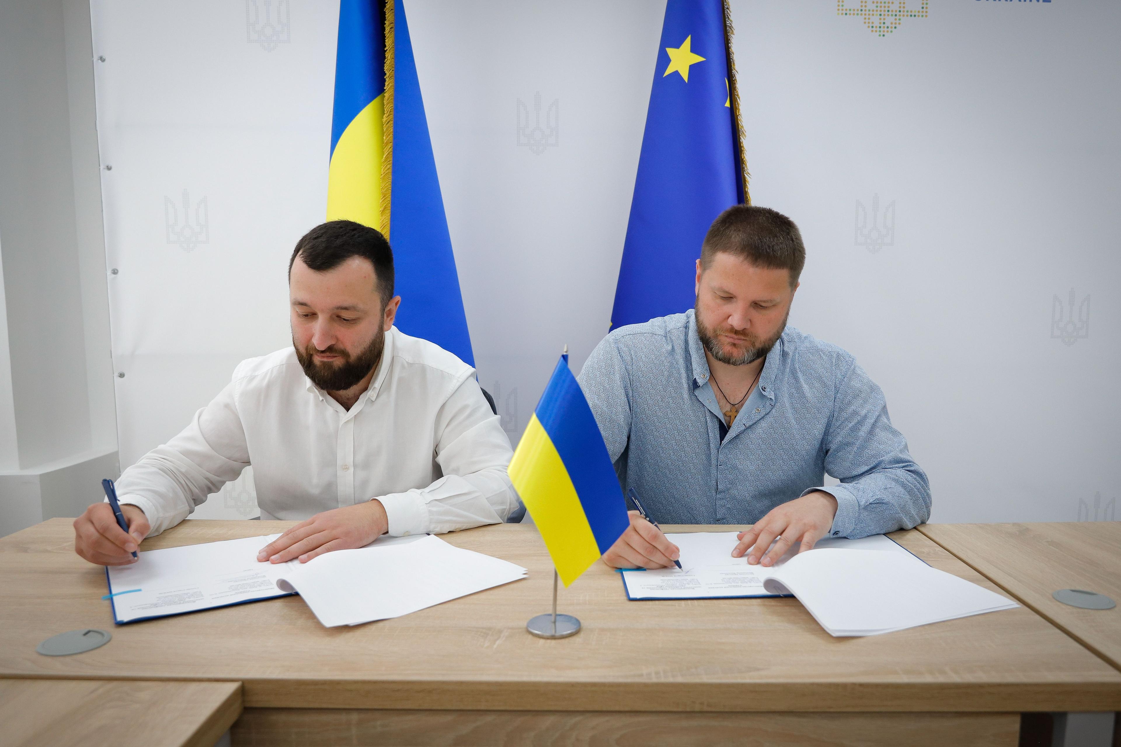 На фото заступник Міністра Володимир Василенко з Головою Всеукраїнської профспілки захисників України, спортсменів та працівників сфер