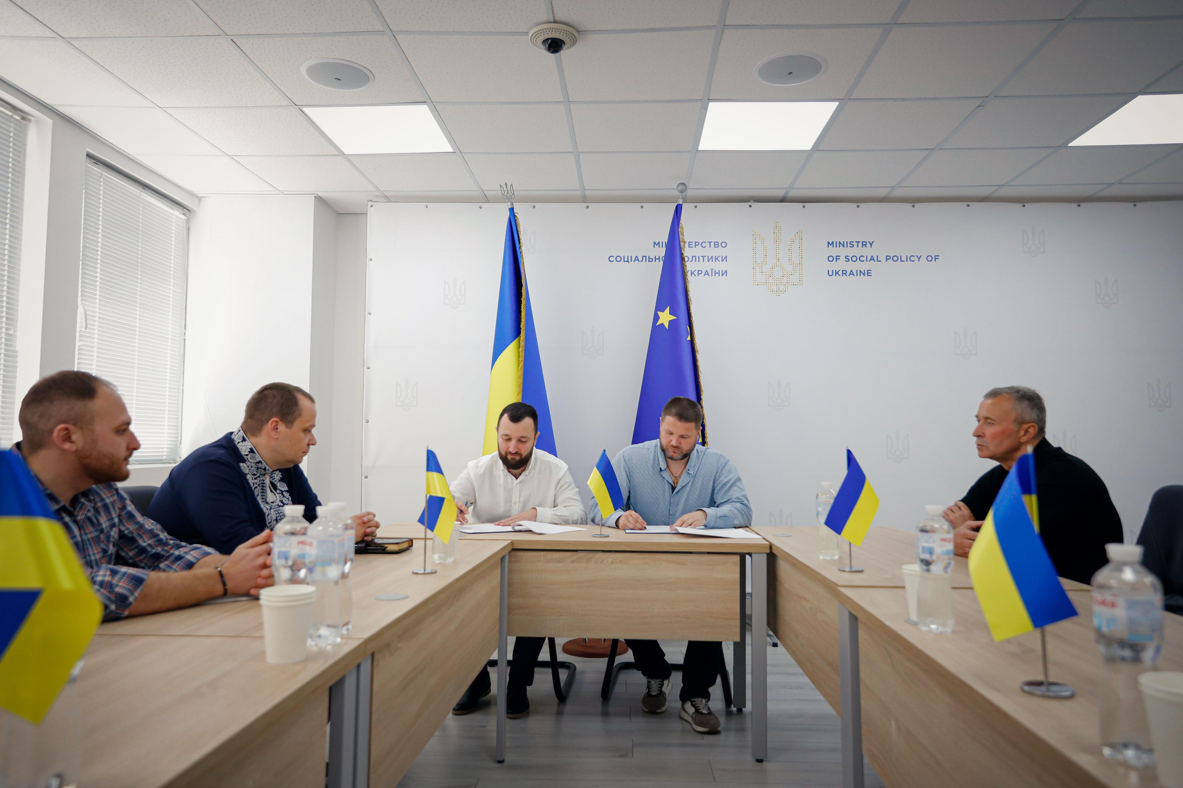 На фото заступник Міністра Володимир Василенко з представниками  Всеукраїнської профспілки захисників України, спортсменів та працівників сфер