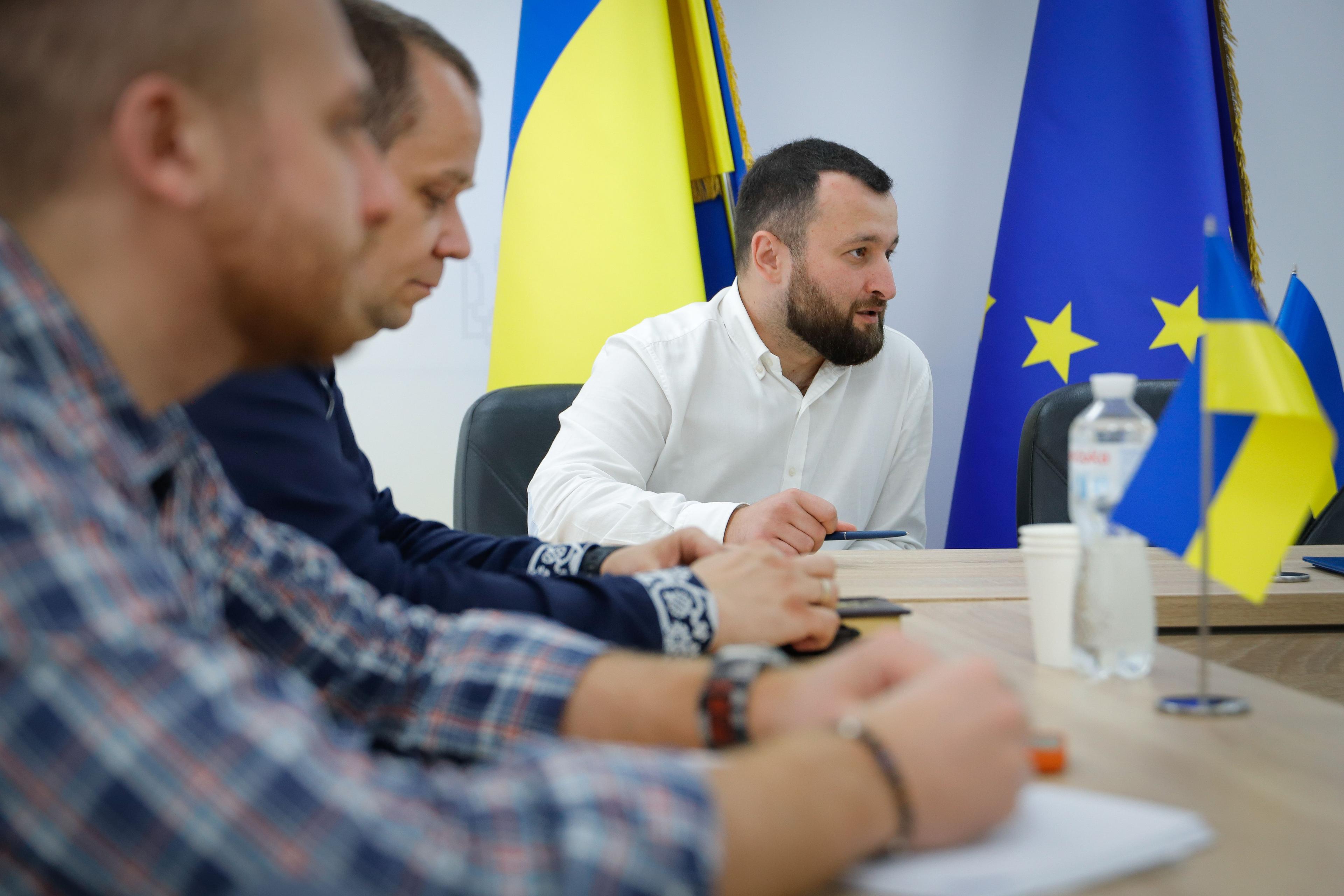 На фото заступник Міністра Володимир Василенко з представниками  Всеукраїнської профспілки захисників України, спортсменів та працівників сфер