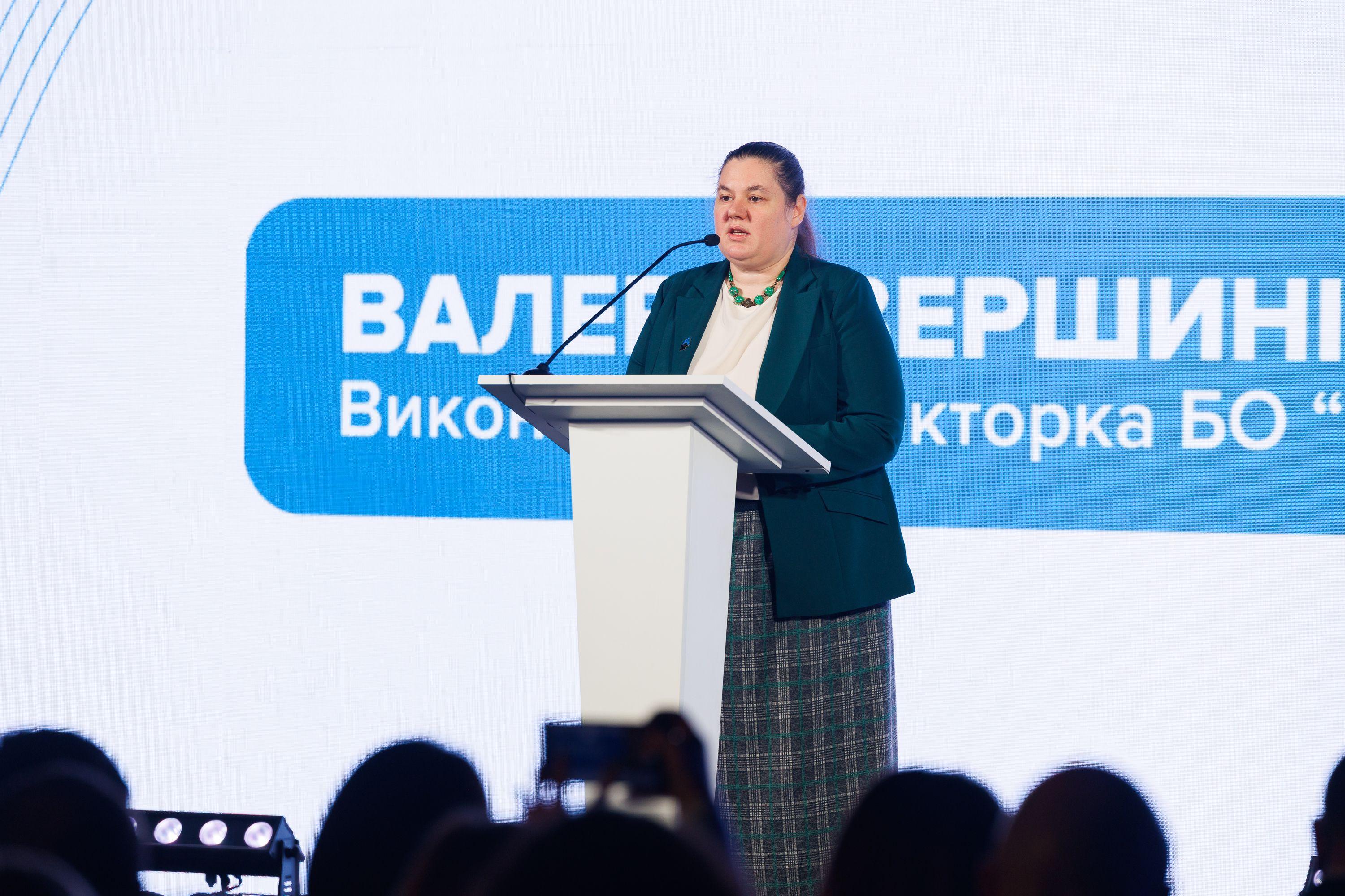На фото жінка виступає перед учасниками Форуму