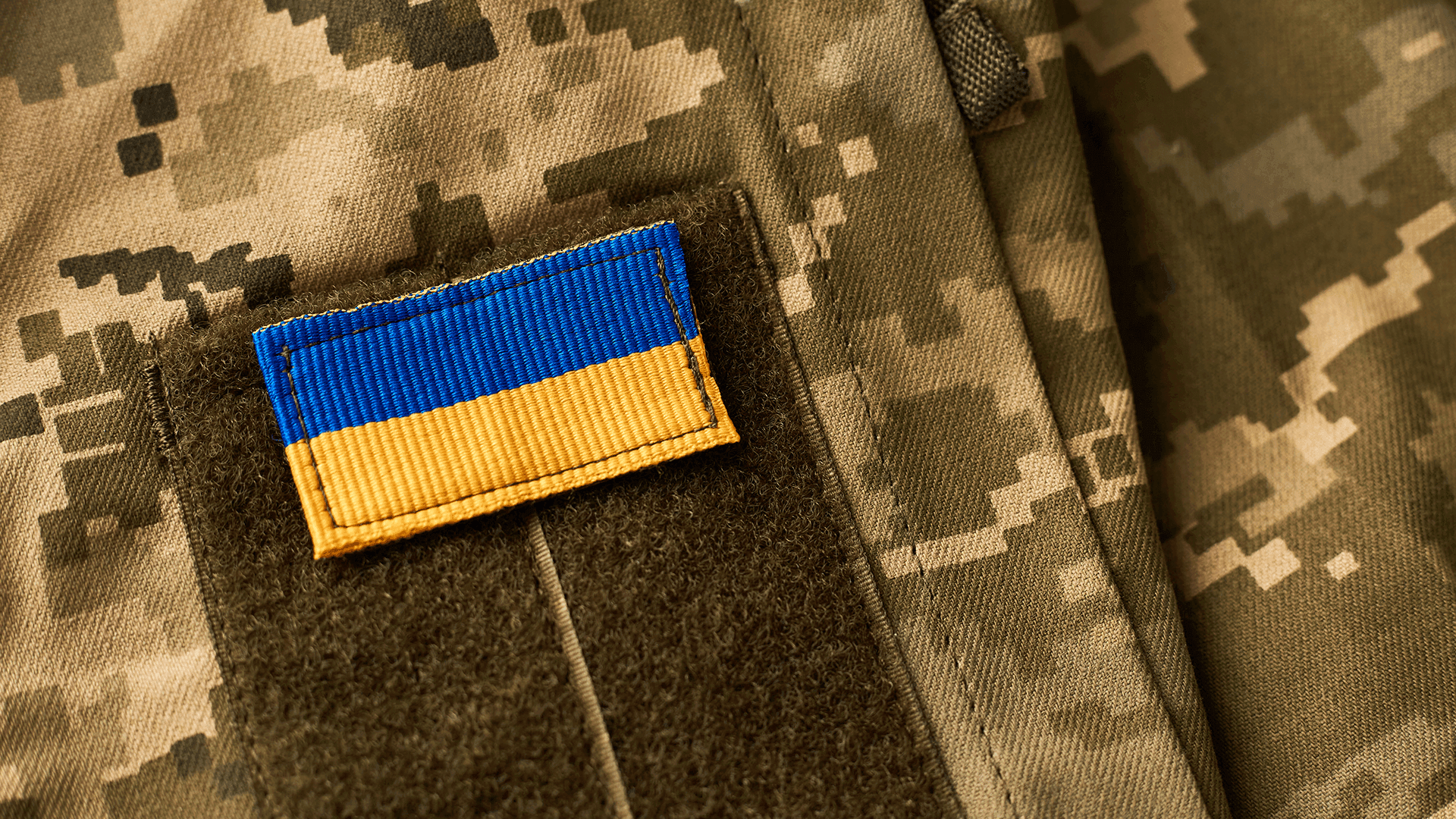 Піксельна військова форма з прапором України