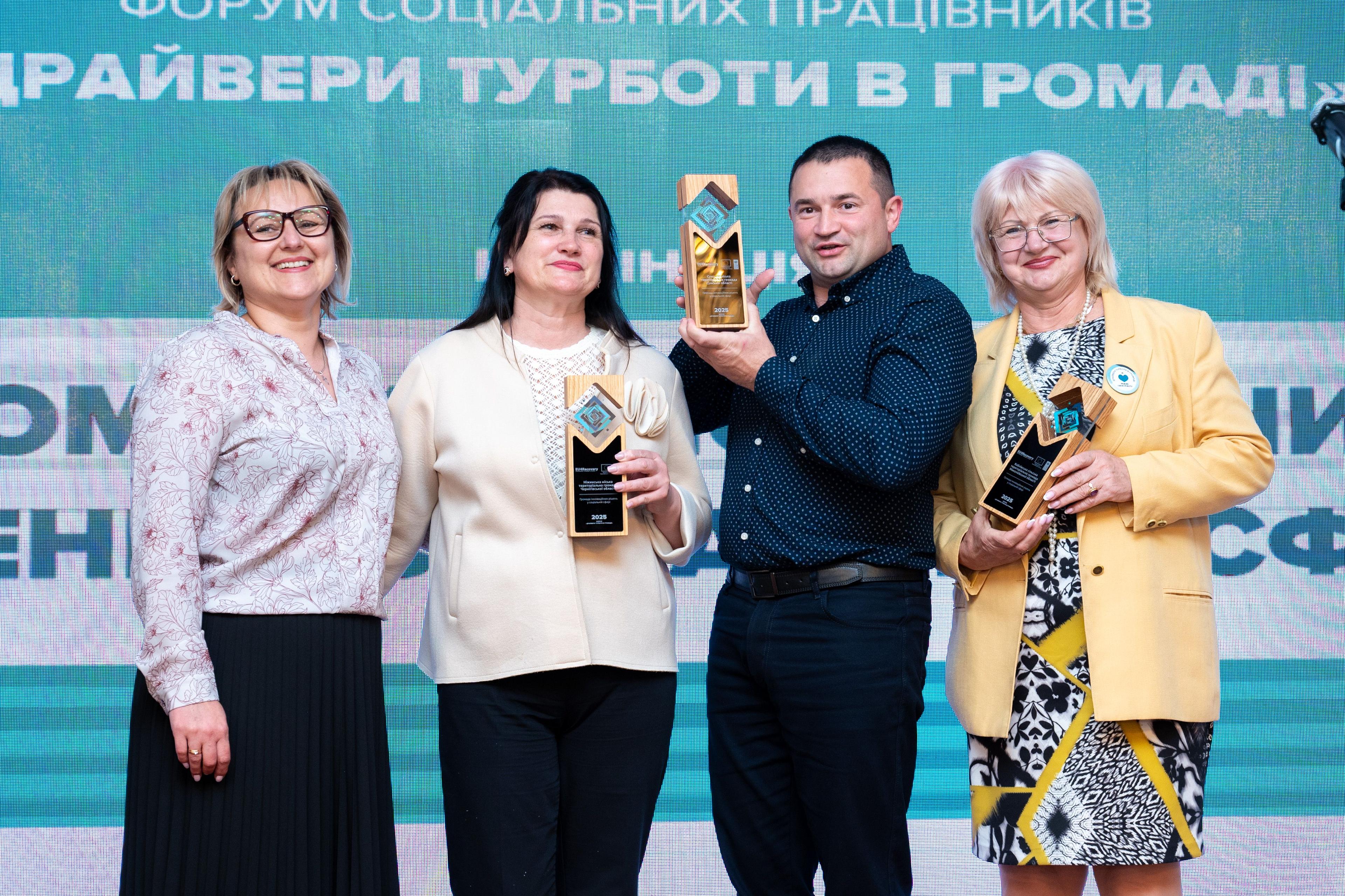 На зображенні люди, які посміхаються. В  руках тримають нагороди.