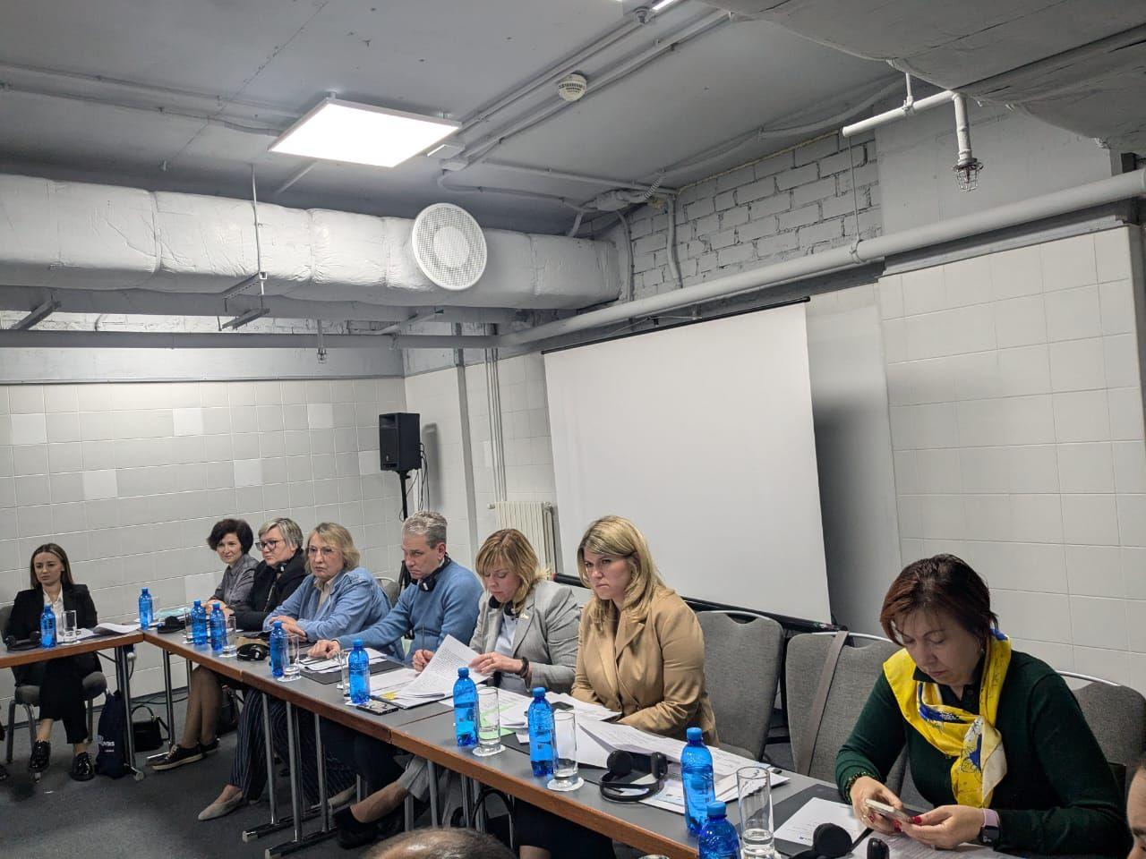 На зображенні люди на заході сидять за столом