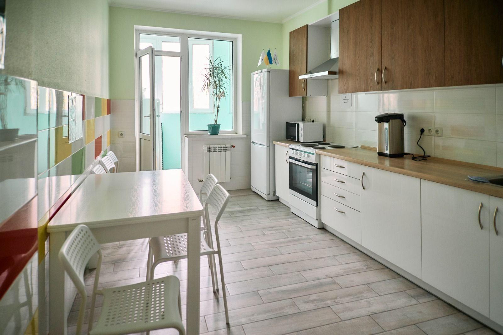 На фото зображено нову кухню