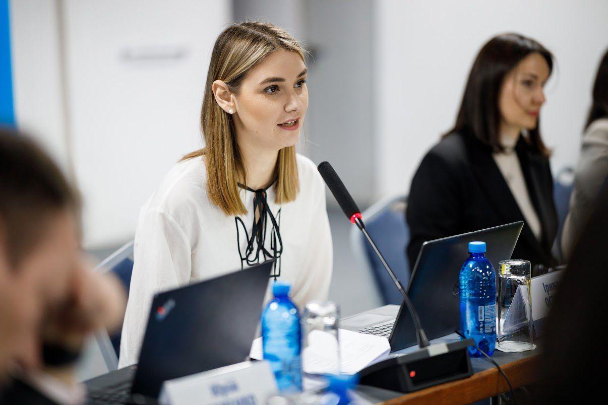 На фото жінки сидять за столом під час зустрічі