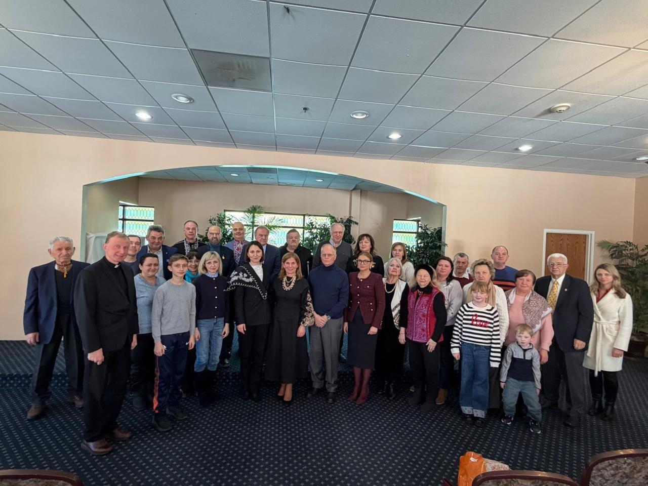 На загальному фото стоїть Ілона Гавронська поруч з українською громадою