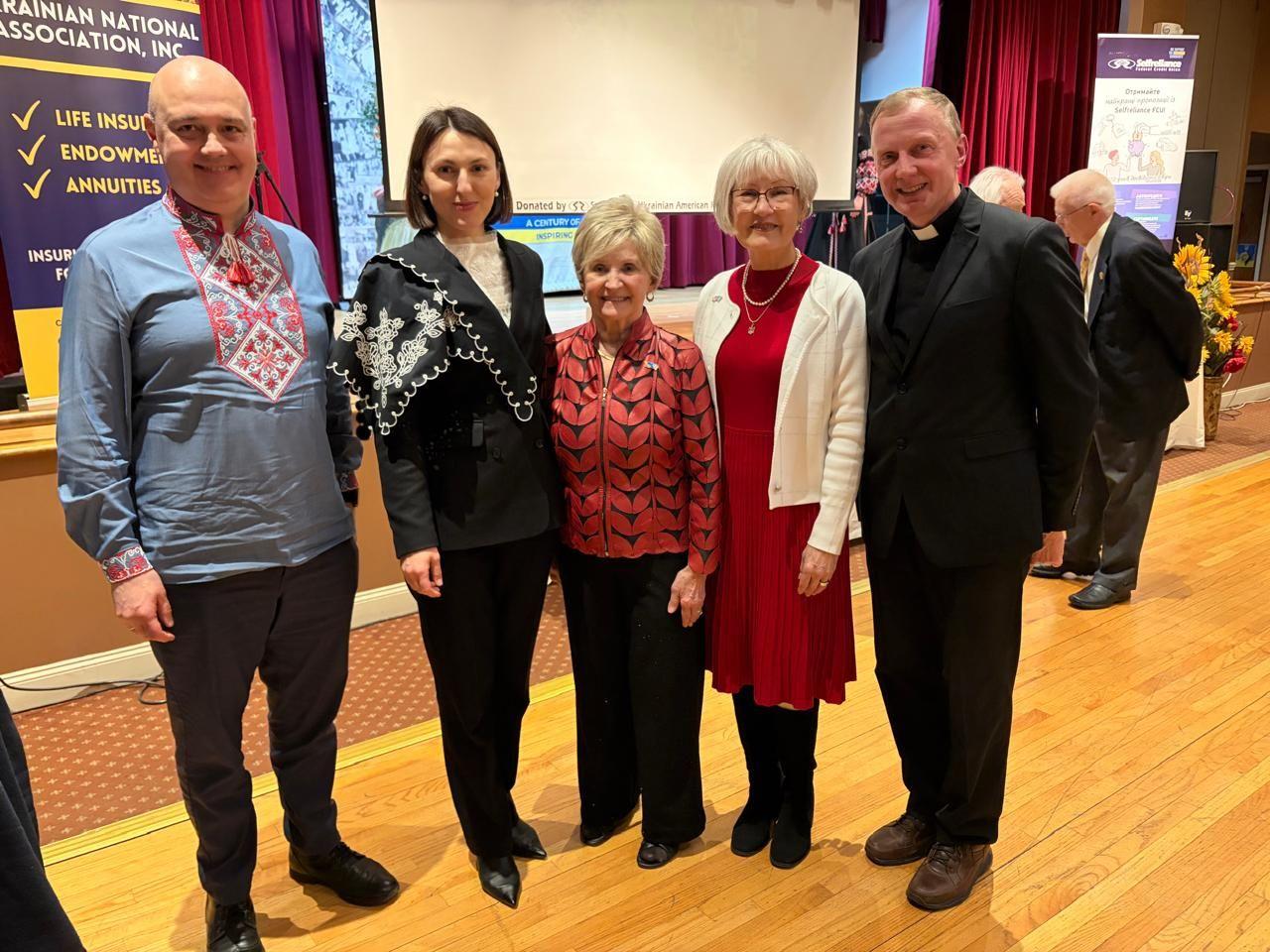 Ілона Гавронська стоїть поруч з жінками та чоловіками