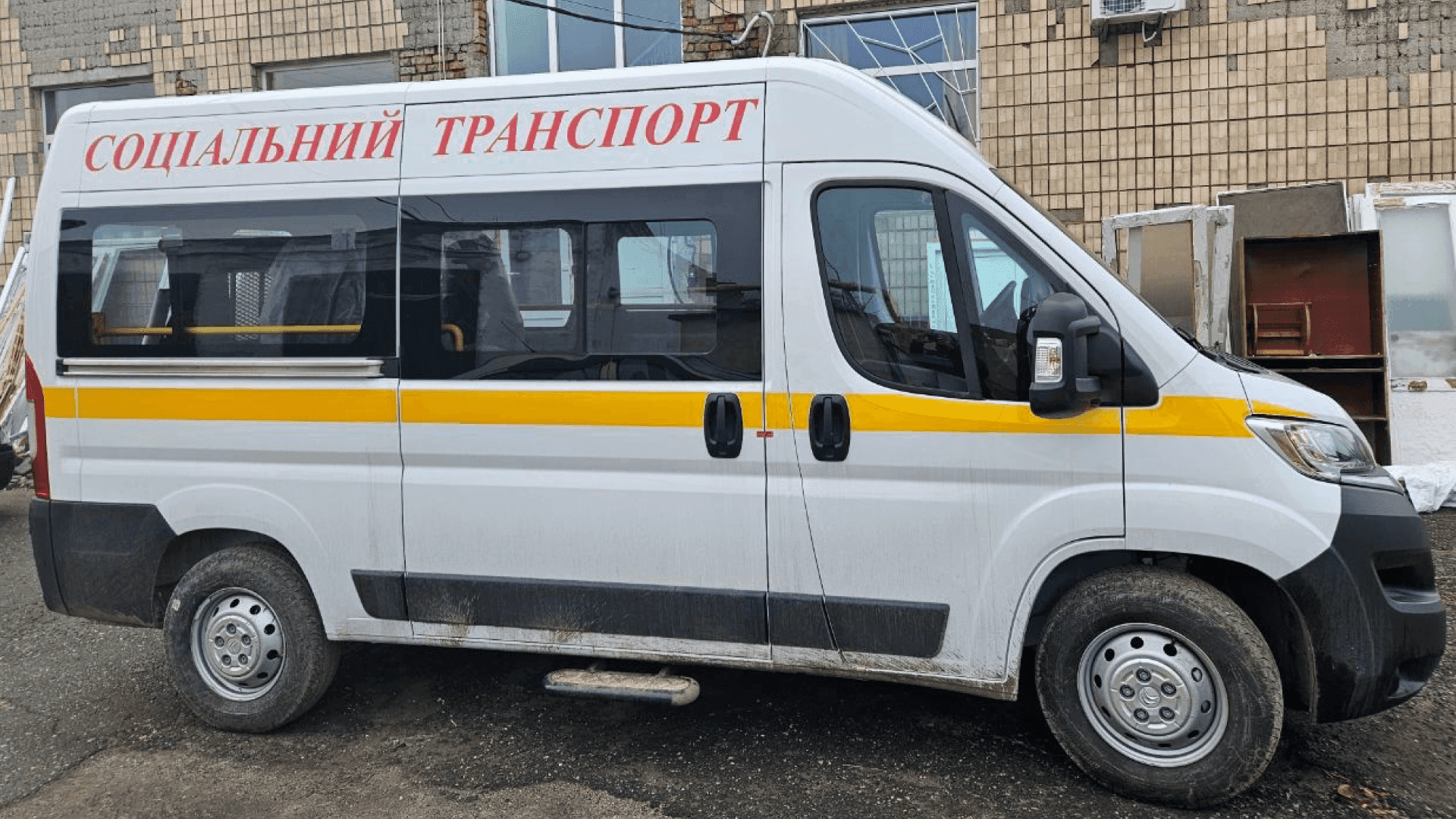На фото зображено автомобіль з написом "Соціальний транспорт"