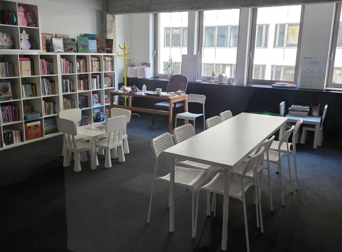 На фото зображено меблі в кімнаті На фото зображено меблі в кімнаті