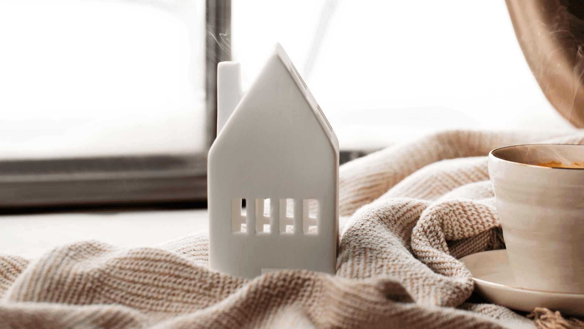 На фото зображено модель будинку в мініатюрі На фото зображено модель будинку в мініатюрі