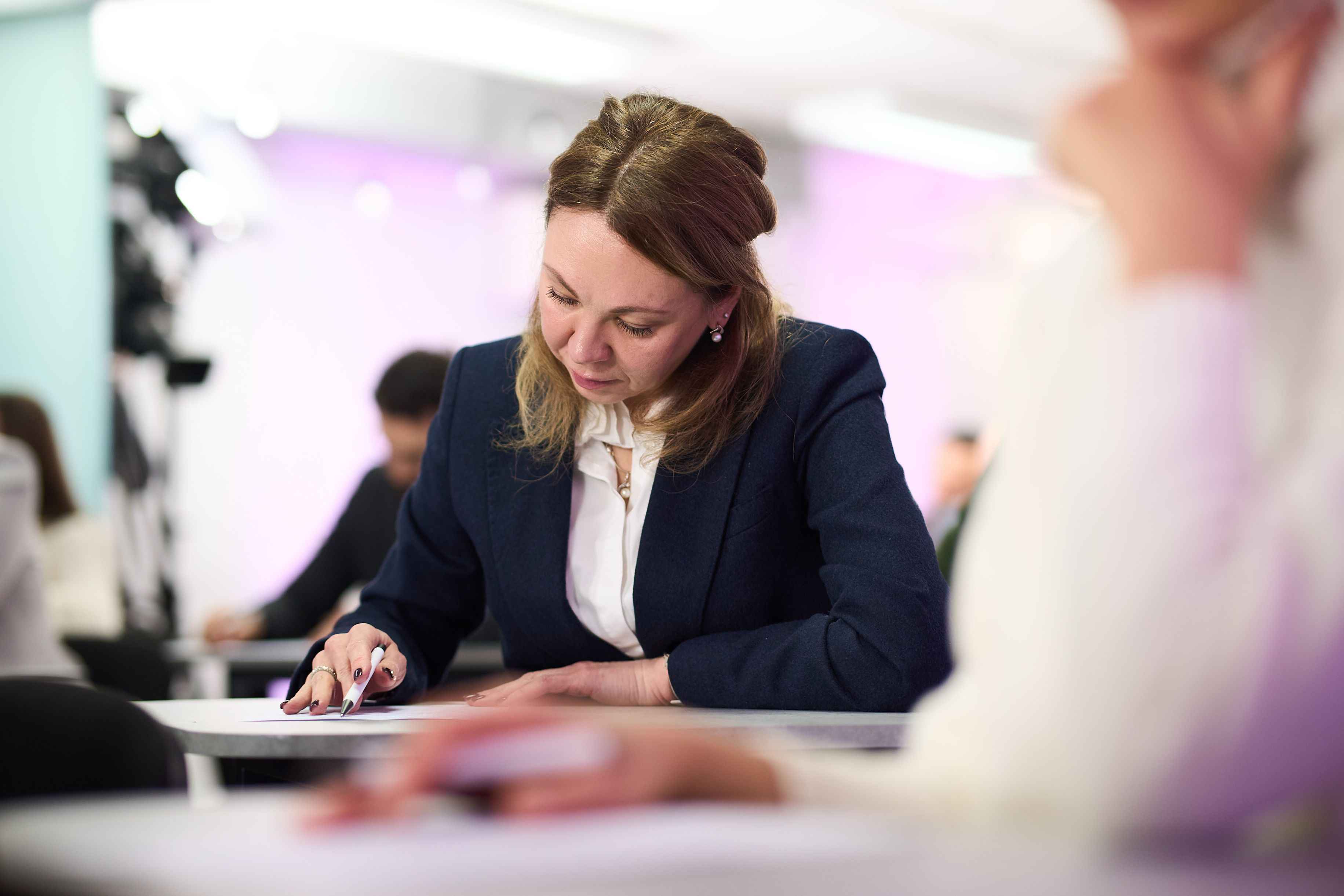 На фото заступниця Міністра соціальної політики, сім"ї та єдності Інна Солодка під час написання Всеукраїнського диктанту  На фото заступниця Міністра соціальної політики, сім"ї та єдності Інна Солодка під час написання Всеукраїнського диктанту