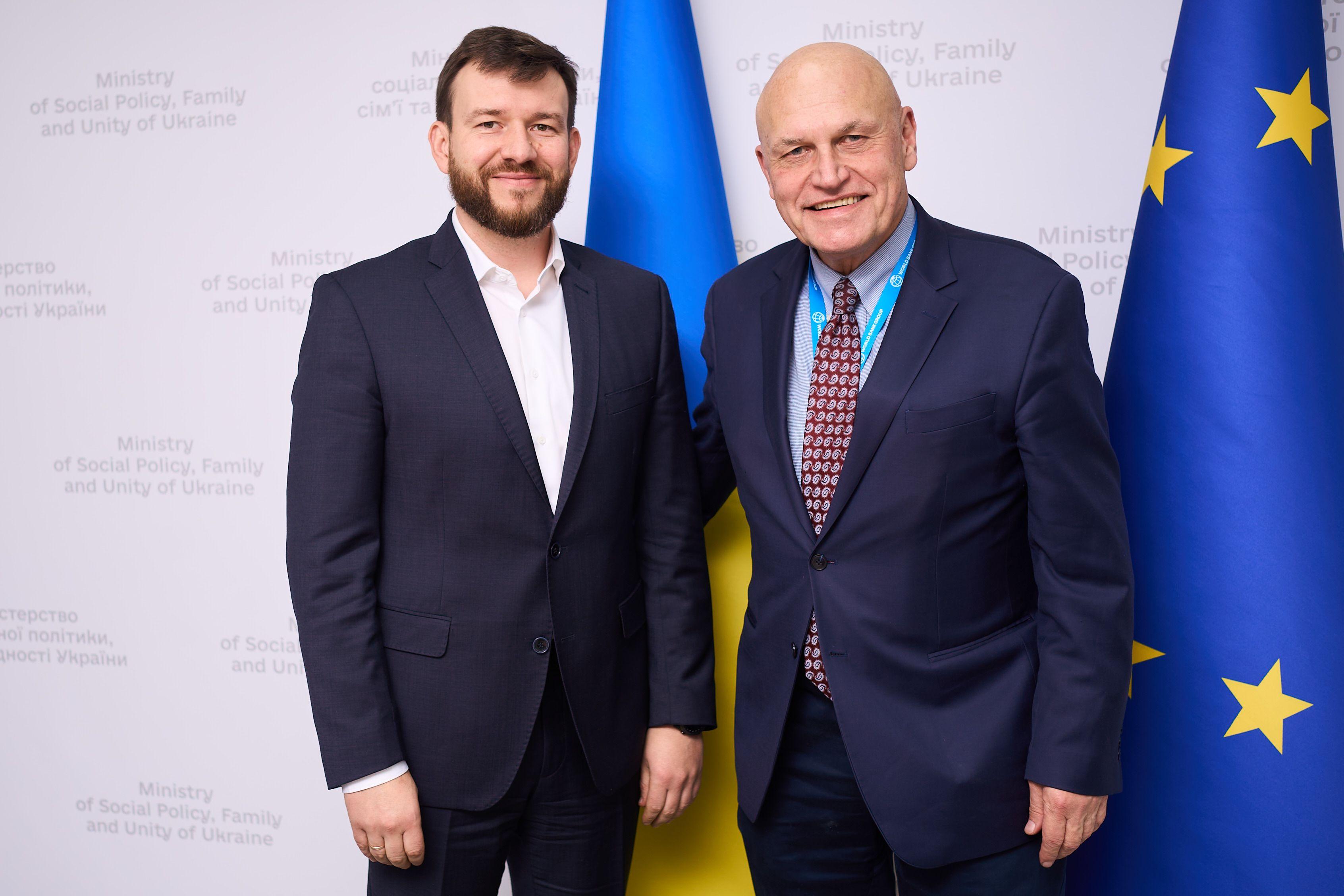 На фото чоловіки стоять на фоні прапорів України та ЄС На фото чоловіки стоять на фоні прапорів України та ЄС