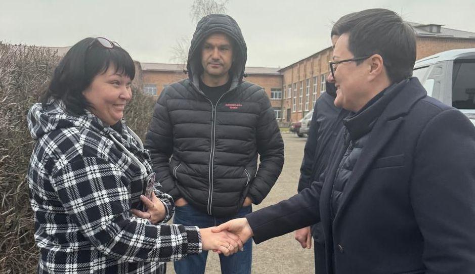 На фото жінки вітаються за руку на вулиці На фото жінки вітаються за руку на вулиці
